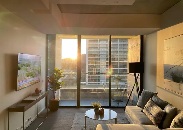 Luxury Apartment In Popular Newacton Precinct-City
